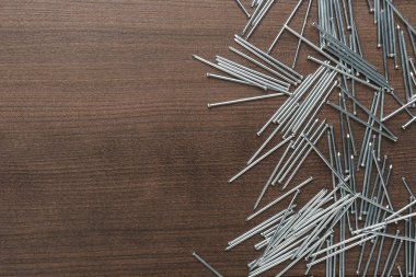 tablo üzerinde çivi