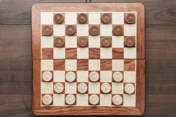 Деревянные шашки — стоковое фото