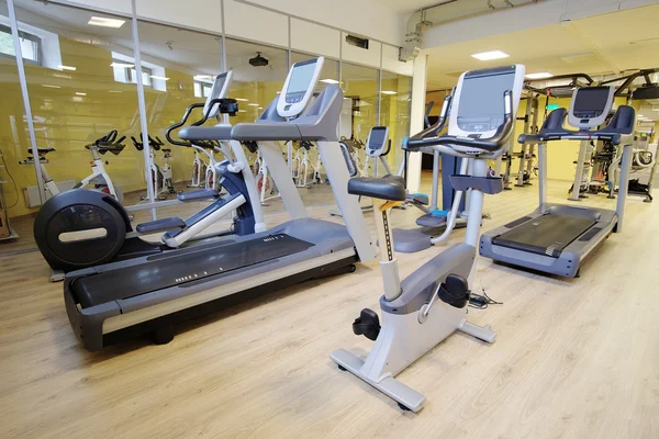 Nowoczesny fitness hall z bieżni — Zdjęcie stockowe