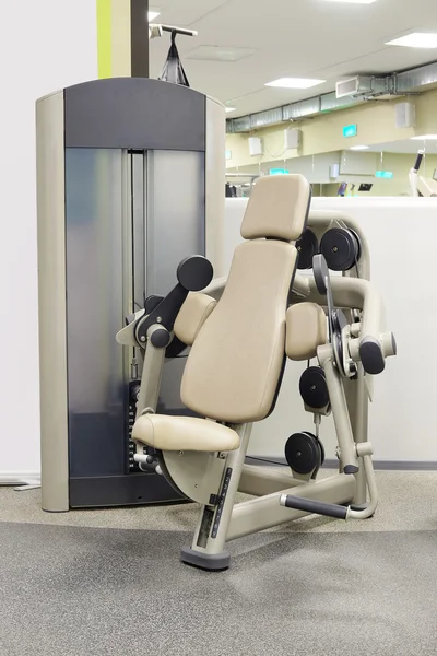 Gimnasio con equipamiento deportivo — Foto de Stock