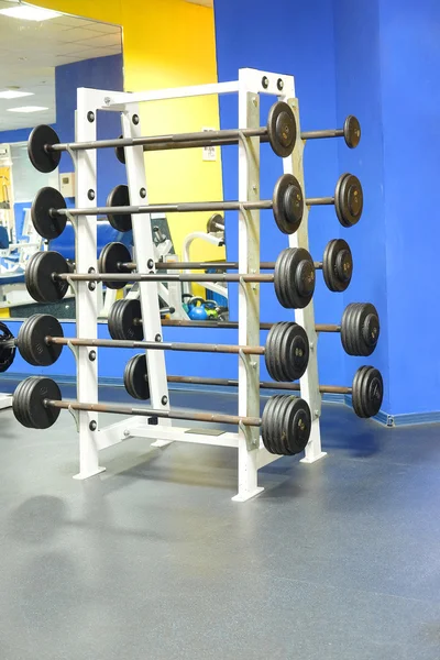 Salão de fitness com pesos e outros equipamentos desportivos — Fotografia de Stock