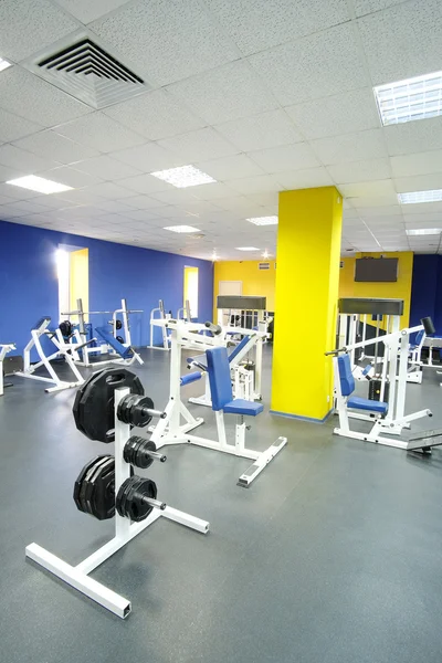 Fitness hall com equipamento desportivo — Fotografia de Stock