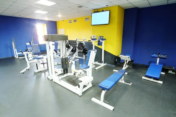 Sala fitness con attrezzature sportive — Foto Stock