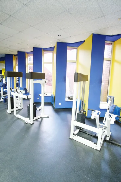 Fitness hall com equipamento desportivo — Fotografia de Stock