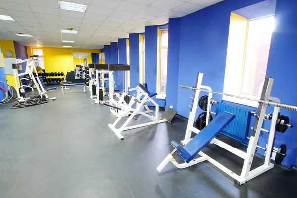 Gimnasio con equipamiento deportivo —  Fotos de Stock