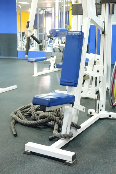 Fitness hall com equipamento desportivo — Fotografia de Stock