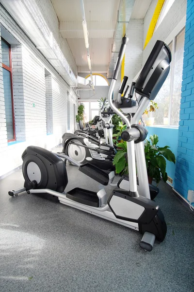 Salle de fitness moderne avec appareils de fitness — Photo