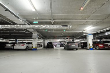 Moskova'da bir Crocus EXHEBITION merkezinde otopark
