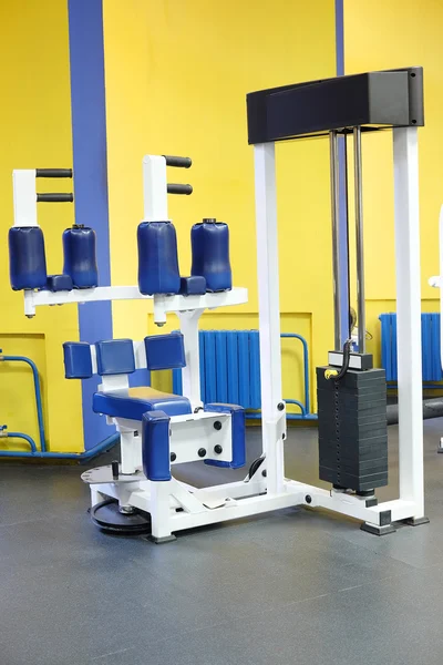 Fitness hall com equipamento desportivo — Fotografia de Stock