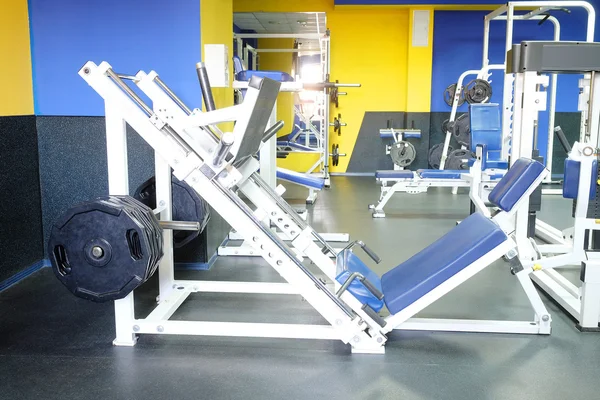 Gimnasio con equipamiento deportivo — Foto de Stock