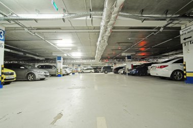 bir underroof bir Crocus EXHEBITION merkezinde otopark arabalar