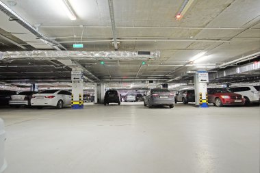  bir underroof bir Crocus EXHEBITION merkezinde otopark arabalar