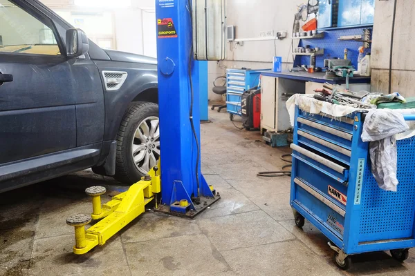 Loja de trabalho em uma estação de reparo de carro — Fotografia de Stock