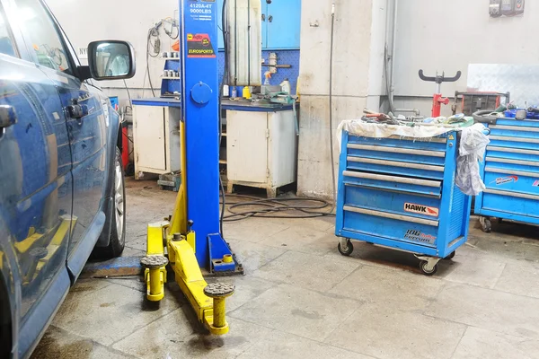 Fungerande butik i en bil reparation station — Stockfoto