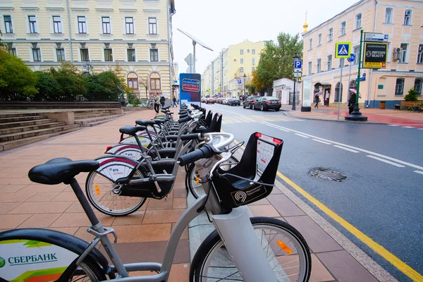 Kommunaler Fahrradparkplatz in der Nähe des Moskauer Wintergartens — Stockfoto