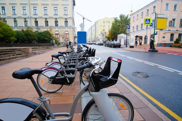 Kommunaler Fahrradparkplatz in der Nähe des Moskauer Wintergartens — Stockfoto