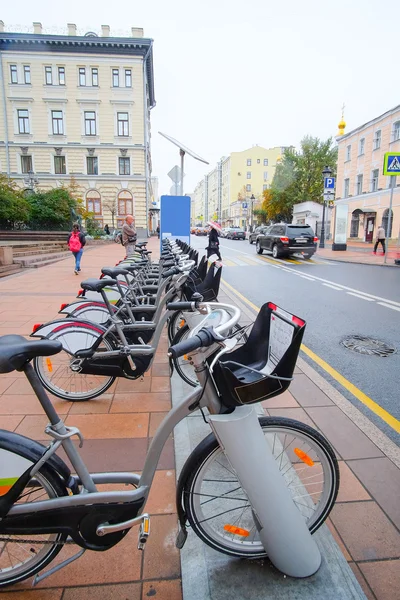 Kommunaler Fahrradparkplatz in der Nähe des Moskauer Wintergartens — Stockfoto