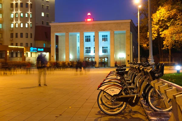 Муніципальні bycicle, паркінг біля станції метро — стокове фото