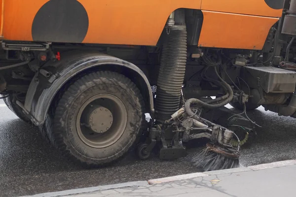 Erntemaschine wäscht die Straße — Stockfoto