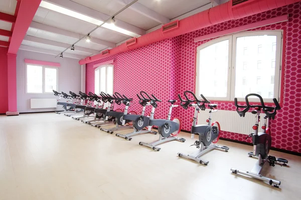 Salle de fitness avec vélos de sport — Photo