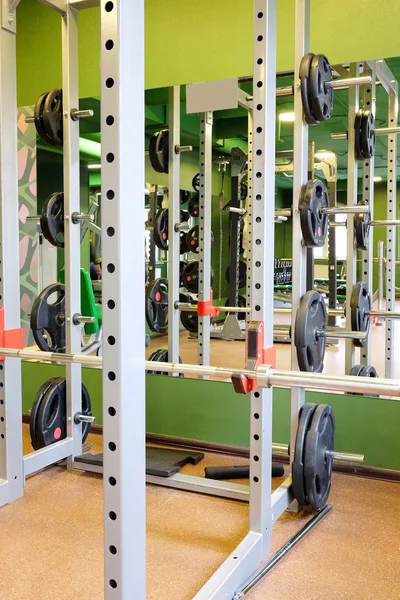 Salão de fitness com pesos e outros equipamentos desportivos — Fotografia de Stock