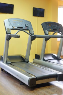  fitness salonunda koşu bandı