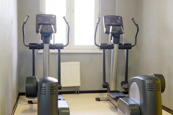 Salle de fitness avec vélos de sport — Photo