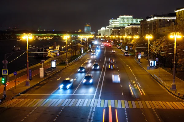 Nachtverkeer in Moskou — Stockfoto