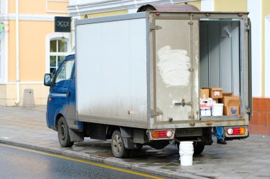  Bir ambar geçidin yakınlarında boşaltma kamyon duruyor
