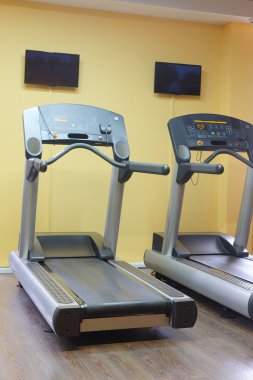 fitness salonunda koşu bandı