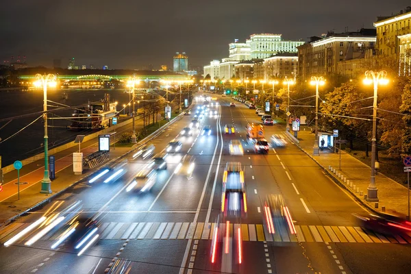 Tráfico nocturno en Moscú —  Fotos de Stock