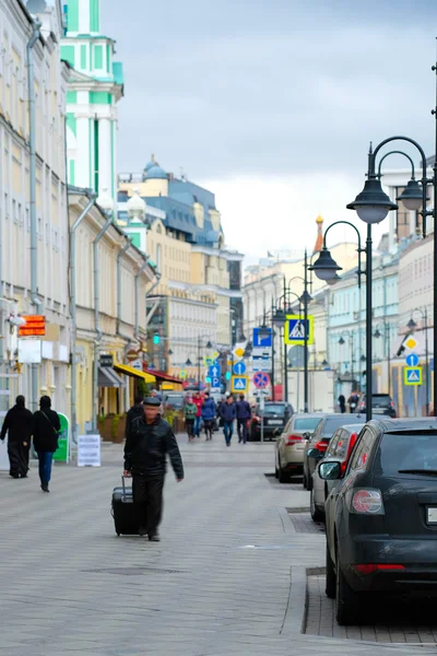 Rua Pyatnitskaya com estacionamento em Moscou — Fotografia de Stock