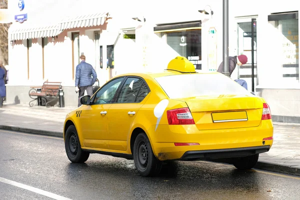 Gelbes Taxi im Zentrum von Moskau — Stockfoto