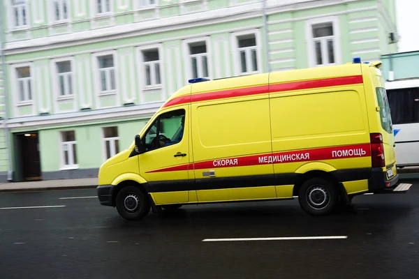 Carro de emergência em um centro de Moscou — Fotografia de Stock