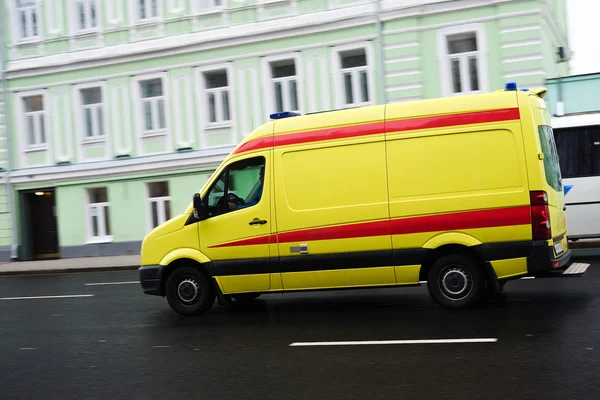 Carro de emergência em um centro de Moscou — Fotografia de Stock