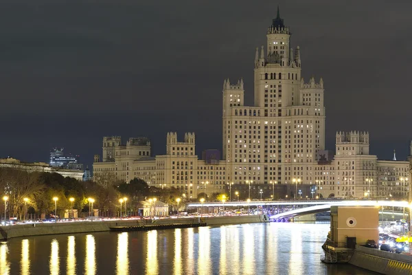 Edificio alto en el terraplén de Kotelnicheskaya en Moscú — Foto de Stock