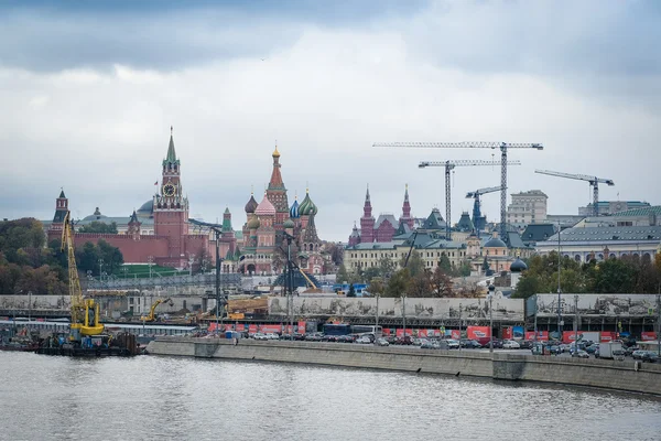 Набережная в центре Москвы — стоковое фото