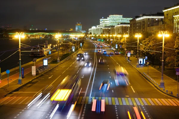 Nachtverkeer in Moskou — Stockfoto