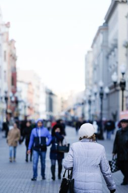 Arbat Caddesi'nde insan kalabalığı 