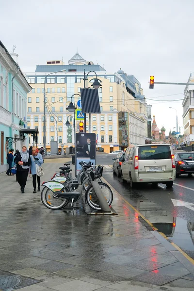 Auto na ulici v centru Moskvy — Stock fotografie