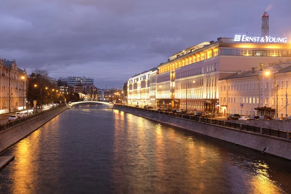 Night embankment in Moscow — Stock Photo, Image