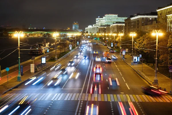 Tráfico nocturno en Moscú — Foto de Stock