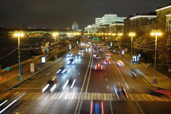 Nachtverkeer in Moskou — Stockfoto