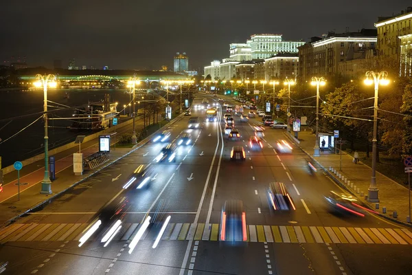 Nachtverkeer in Moskou — Stockfoto