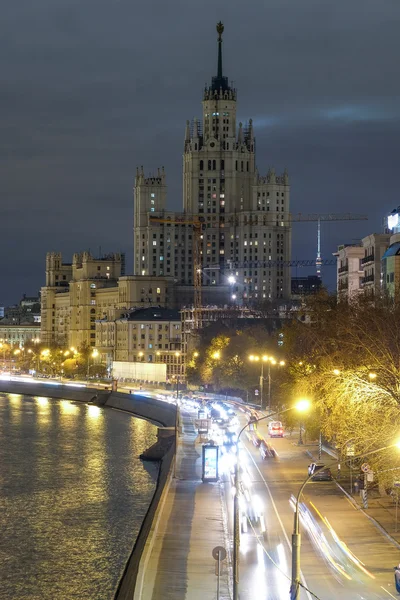 Tráfico nocturno en Moscú — Foto de Stock