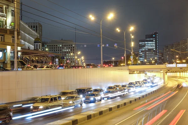 Tráfico nocturno en Moscú — Foto de Stock