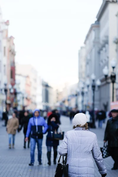 Menigte van mensen op de Arbat straat — Stockfoto