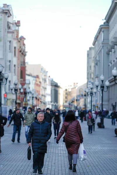 Толпа людей на улице Арбат — стоковое фото