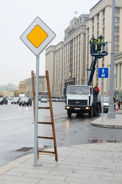 Zaměstnanců pracuje na výtah — Stock fotografie