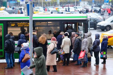 kalabalık bir otobüs istasyonu, Moskova